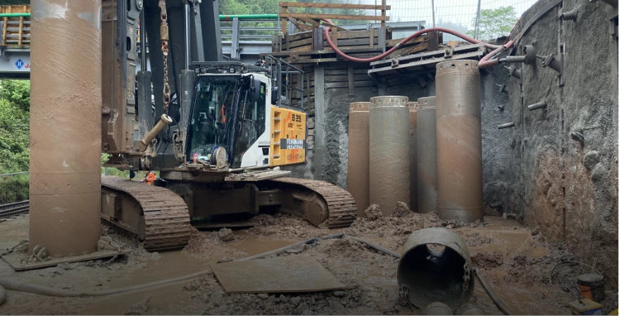 Ein großes Bohrgerät führt tiefe Bohrungen für Fundamentpfähle aus. So entstehen stabile Baugrundlagen für Gebäude und Infrastruktur.